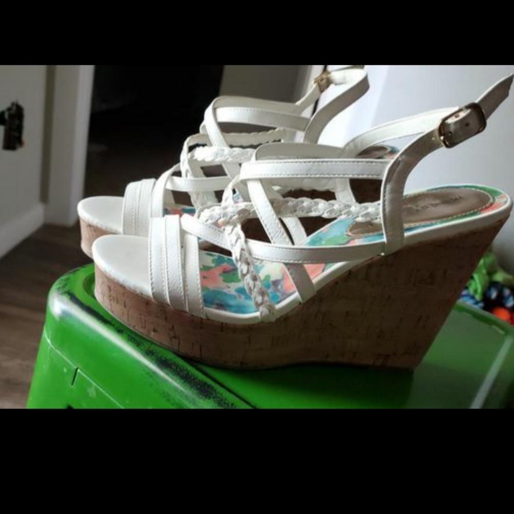 White Wedges